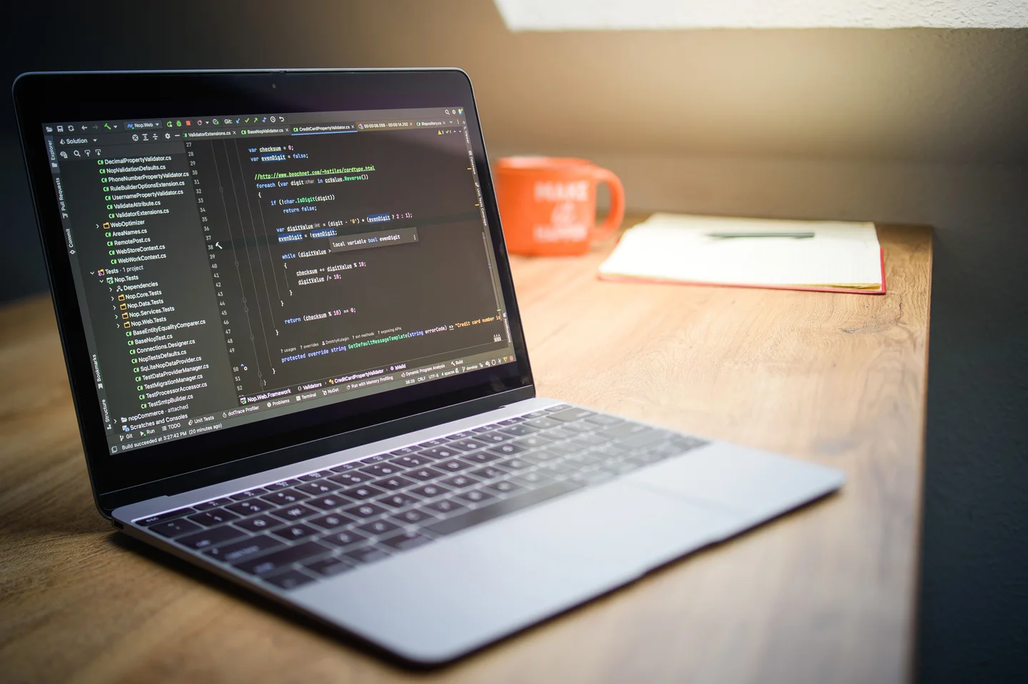 Laptop met code op een werkplek