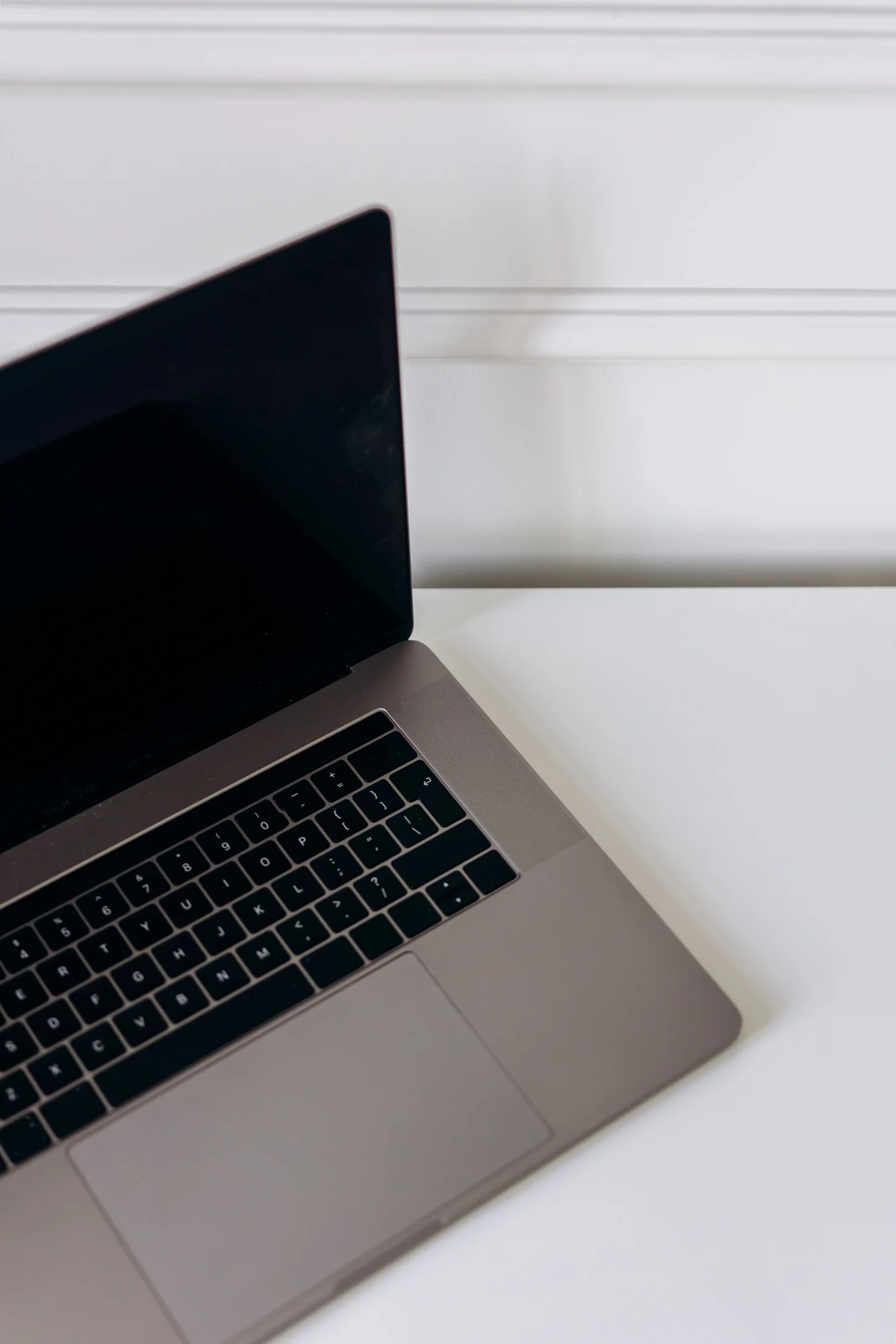 Laptop op een witte tafel